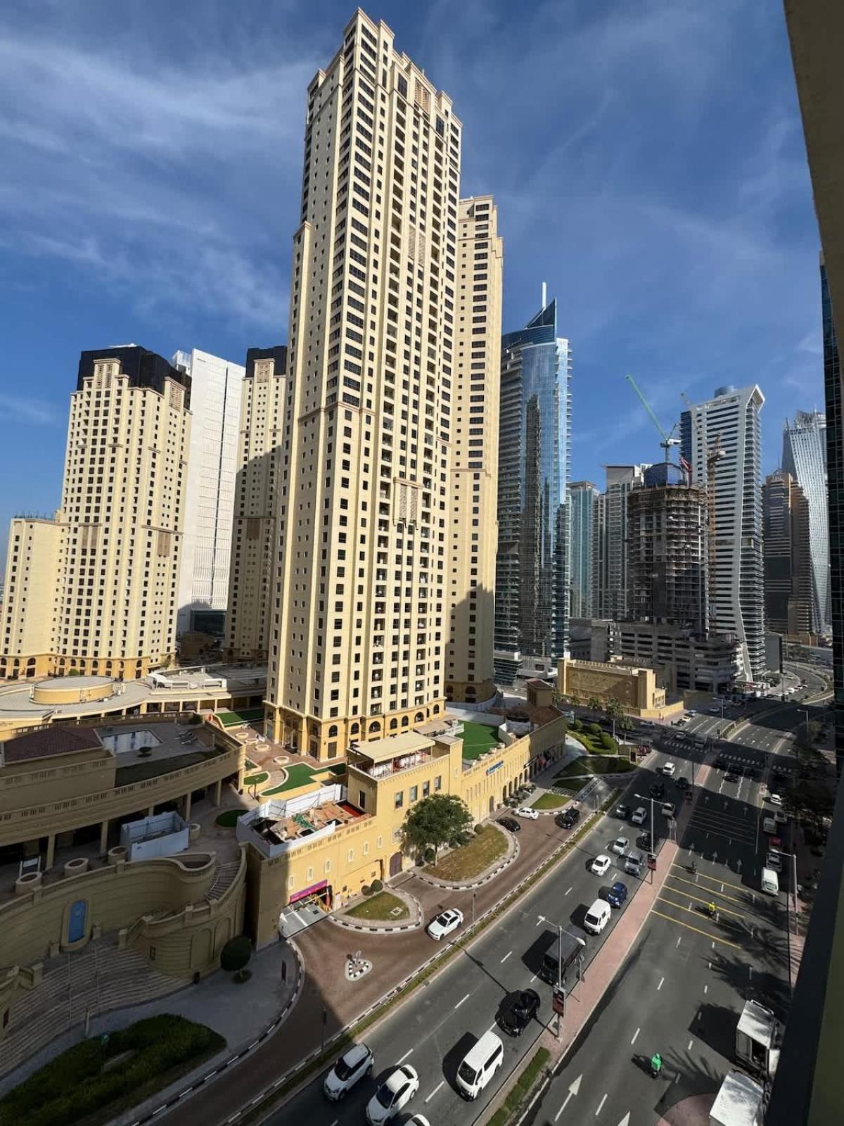 Apartment New Luxury At Prestigious Liv